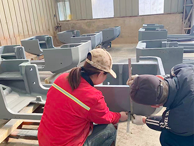 Vencendo os desafios da indústria! Zunhua Shengjian Fanrong Machinery resolve com sucesso problemas relacionados ao ajuste da curvatura do contrapeso da escavadeira e à precisão da superfície de montagem